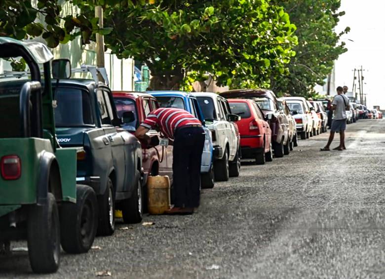 En La Habana hay filas gigantes de personas que buscan gasolina para sus vehículos. La escasez es la más dura en décadas. FOTO AFP