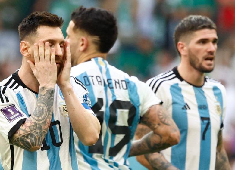 Lionel Messi marcó el primer gol del partido, con el que le dio el triunfo a parcial a los argentinos, pero esto no fue suficiente para que los sudamericanos ganaran en su primera salida en Qatar. FOTO: EFE