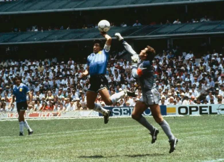 La polémica jugada cuando Diego Armando Maradona toca con la mano el balón ante la salida del arquero inglés Peter Shilton y convierte el histórico gol de la “Mano de Dios” en México 1986. FOTO GETTY