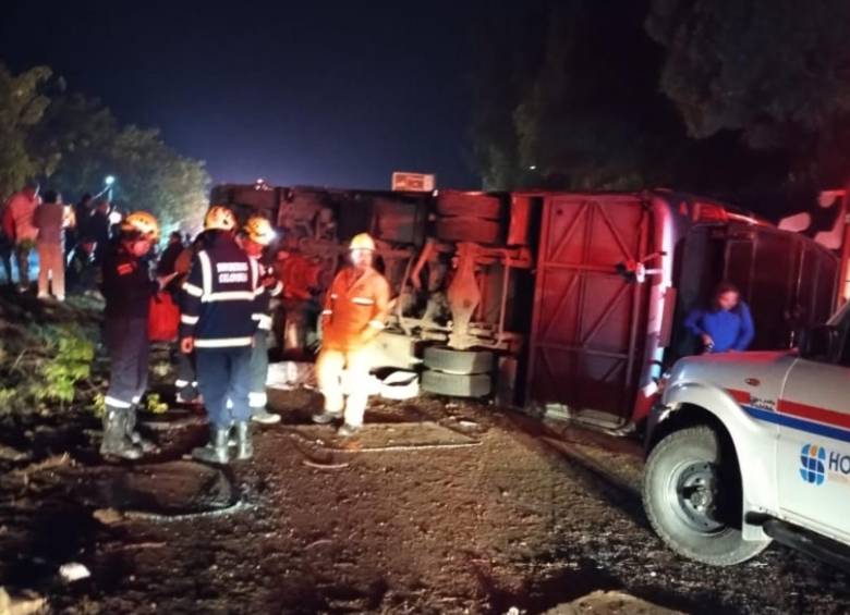 El siniestro vial dejó un saldo de dos personas muertas y doce más heridas. Aparentemente, el conductor perdió el control del vehículo. FOTO: BOMBEROS CUNDINAMARCA