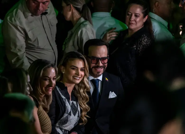 El presidente electo Abelardo de la Espriella y la primera dama Ana Lucía Pineda asistieron a la pasarela inaugural en el Coliseo Yesid Santos de Medellín. FOTO: CAMILO SUÁREZ / EL COLOMBIANO