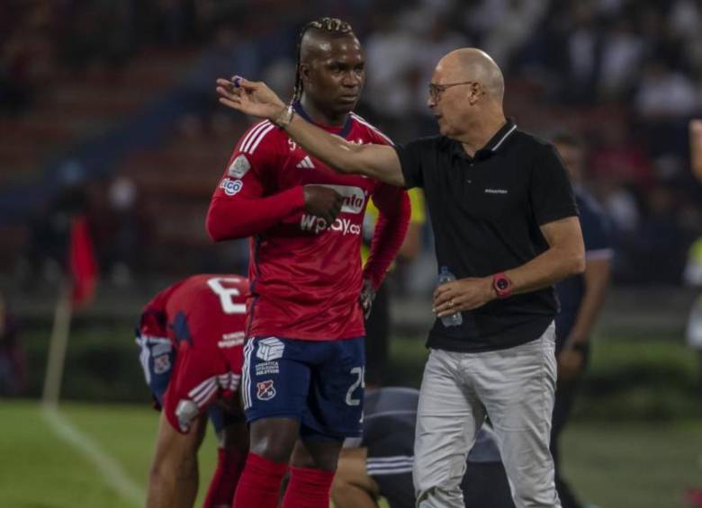 El defensa central José Ortiz y el técnico Alfredo Arias en medio de una charla en el clásico paisa. FOTO: JUAN ANTONIO SÁNCHEZ