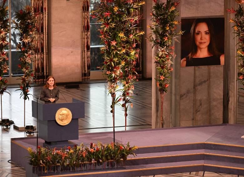 Ana Corina Sosa Machado, hija de la política venezolana Marina Corina Machado, recoge el Premio Nobel de la Paz en su nombre durante la ceremonia de entrega del Premio Nobel de la Paz en el Ayuntamiento de Oslo, Noruega. 
