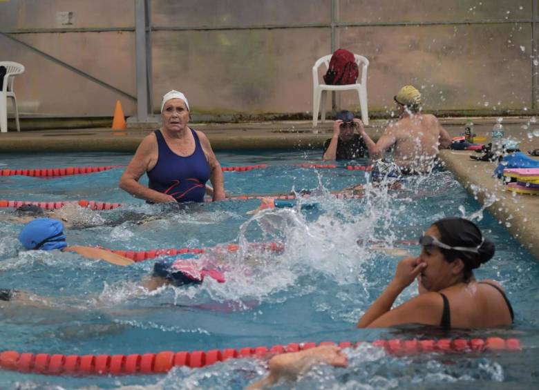 Eliana y algunos de sus alumnos en las clases que da en la piscina municipal de Viña del Mar. FOTO: AFP