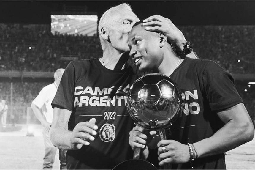 El entrenador Miguel Ángel Russo celebró con el futbolista colombiano Jaminton Campaz el título de Copa de la Liga de Argentina que consiguieron con Rosario Central en 2023. Foto: Tomada del Instagram de @bicho08_