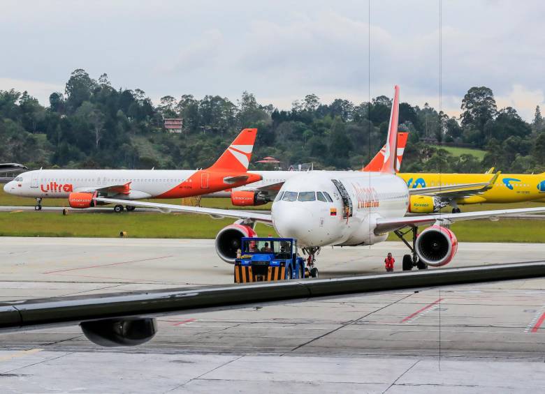 Aeronaves de Viva y Ultra Air en tierra en el aeropuerto José María Córdova de Rionegro. FOTO Jaime Pérez