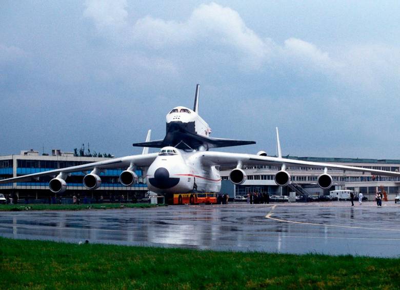 El Antonov AN-225, el avión más grande del mundo, puede llevar carga en su parte superior externa. FOTO GETTY.