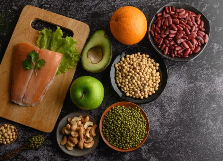 Una alimentación rica en hierro y controles médicos periódicos son fundamentales para prevenir la anemia y mejorar los niveles de hemoglobina en el organismo. FOTO: Magnific. 