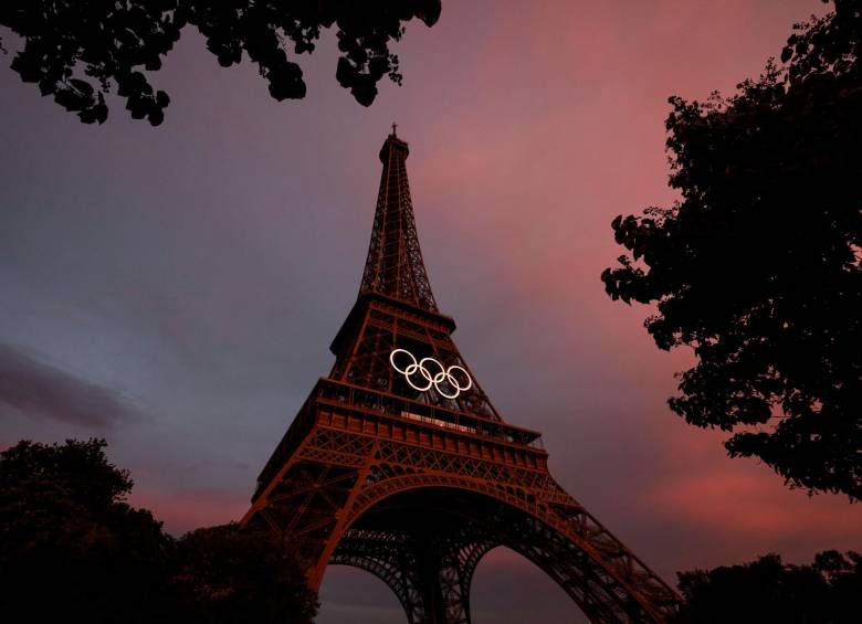 Un nuevo amanecer en París, con la Torre Eiffel de fondo. Quedan pocos días para que se apague la llama olímpica. FOTO @JUEGOSOLIMPICOS