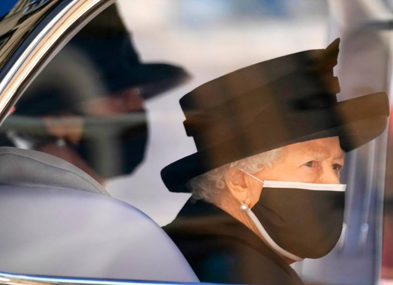La reina estuvo acompañada de algunos familiares y su personal. Aquí una imagen en las honras fúnebres de su esposo el pasado sábado. Foto: Getty