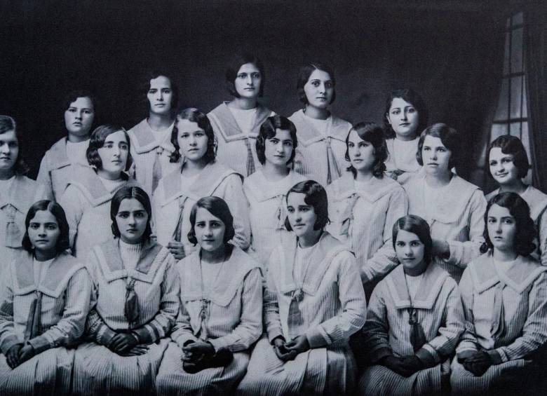 La exposición Historia, Memoria y Presencia reúne casi un centenar de fotos del Colegio La Enseñanza en Medellín a lo largo de sus 125 años de historia. Foto Jaime Pérez.