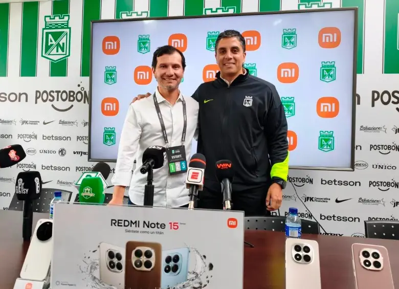 Juan Pablo Cortés, vocero de Xiaomi en Colombia (izq.), y Andrés Restrepo Sánchez, director comercial de Atlético Nacional, durante el anuncio de la alianza tecnológica entre la marca y el club. FOTO suministrada por MGC Global Group