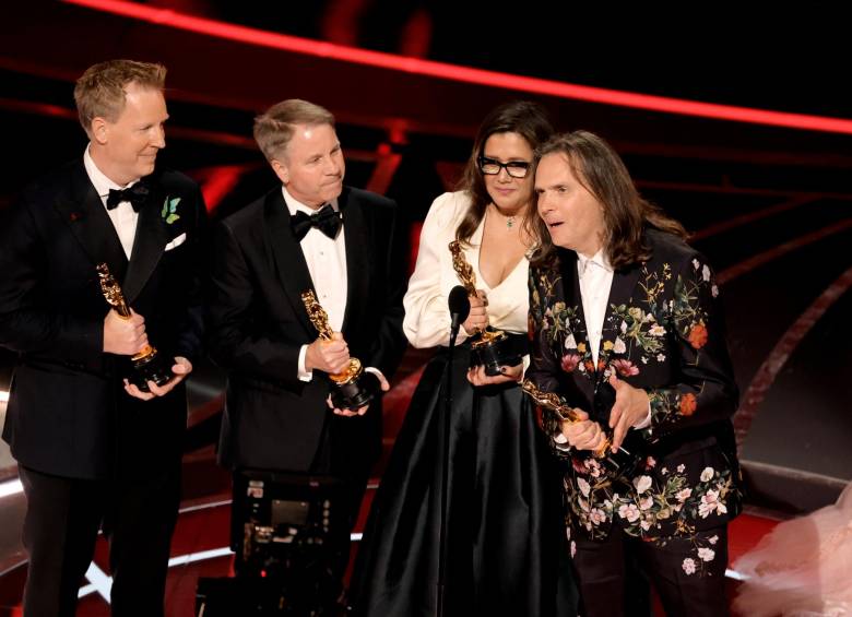 Jared Bush, Byron Howard, Yvett Merino y Clark Spencer, los creadores de Encanto recibiendo el galardón. FOTO Getty