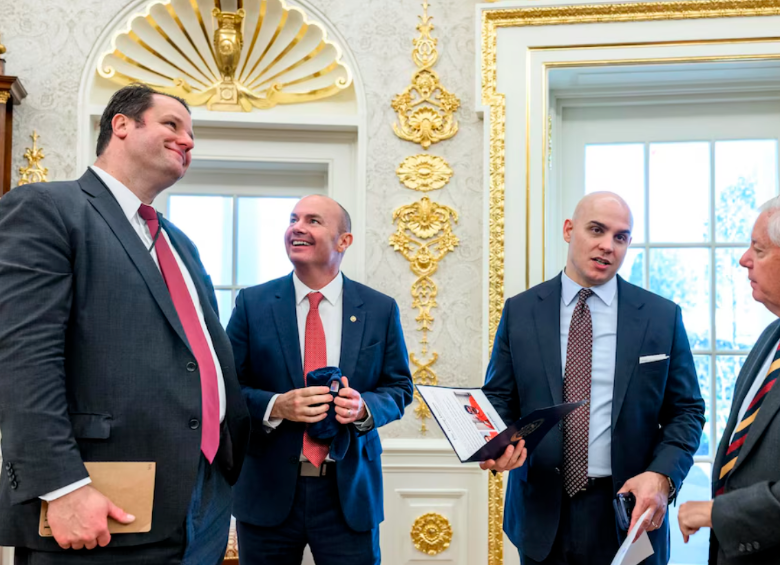 La polémica foto en la que aparece el documento “La Doctrina Trump” en la que se observa una imagen creada por Inteligencia Artificial del presidente Gustavo Petro. La imagen fue borrada de las redes sociales de la Casa Blanca. FOTO: Tomada de The White House