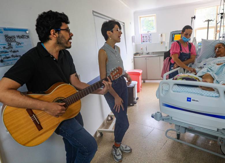 Anderson Medina Ríos y María José Sánchez acompañan con canciones a las personas que están enfermas y sus familiares, quienes atraviesan momentos difíciles. FOTO: Manuel Saldarriaga