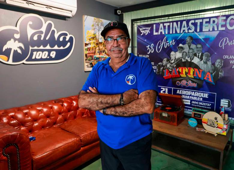 Latina Stéreo fue fundada el 31 de octubre de 1985. Antes de ser solo salsera, programaba bossa nova y jazz. En la imagen, el presentador de uno de sus programas, Eliabel Ángulo. FOTO: Manuel Saldarriaga.