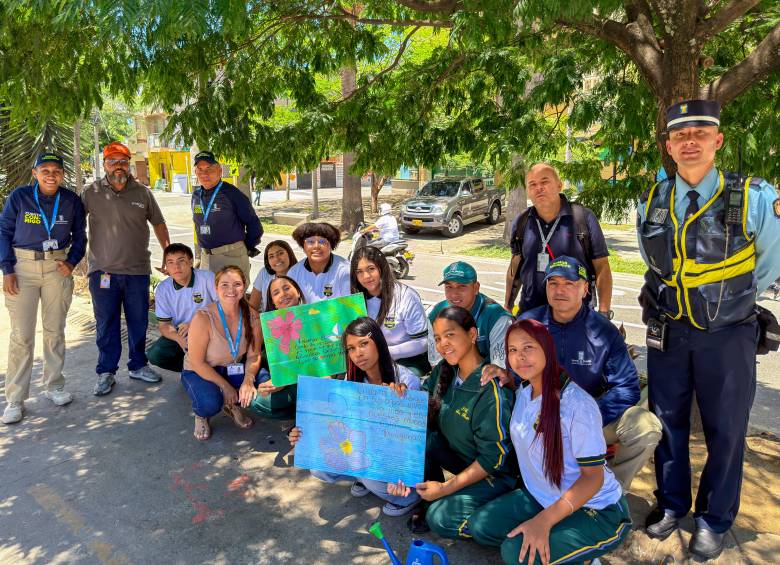 Un grupo de 20 estudiantes y docentes participó en diferentes actividades desarrolladas en el entorno de la Plazuela Zea y la avenida De Greiff, entre ellas jornadas de siembra, limpieza, pintura y sensibilización ciudadana. FOTO: Cortesía