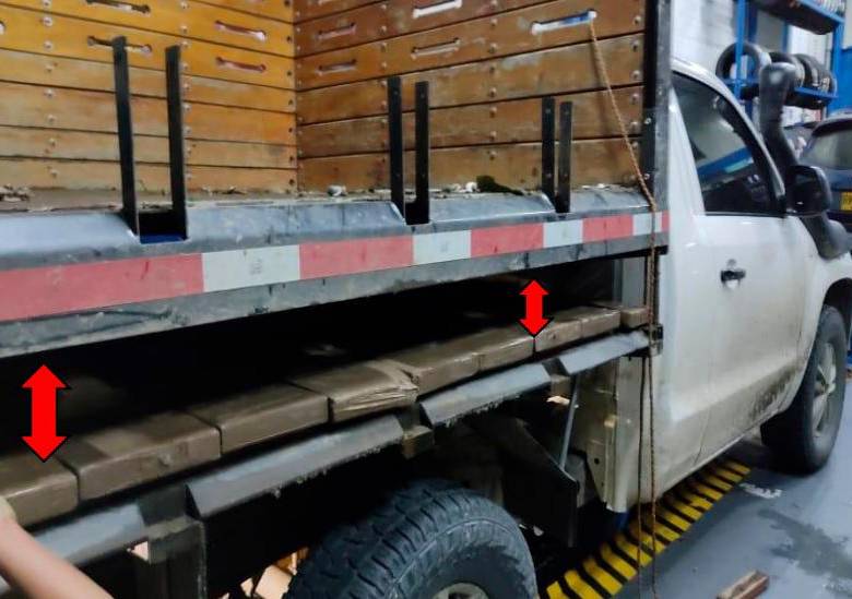 La camioneta incautada en 2021 en Sonsón, Antioquia, con un piso de doble fondo en el volco para ocultar la cocaína. FOTO: CORTESÍA.