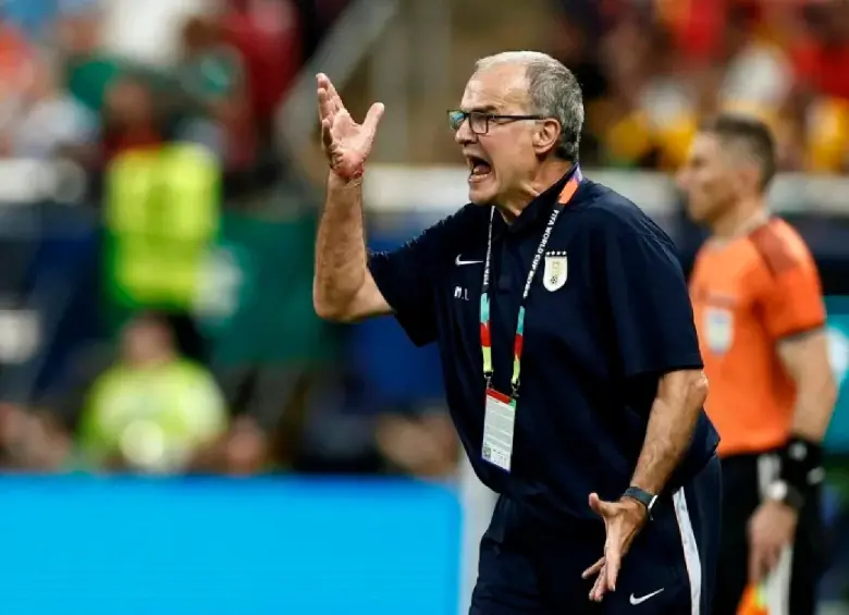 Marcelo Bielsa se despidió del Mundial-2026 en medio de la frustración por la eliminación de Uruguay y una nueva polémica por su reacción ante las cámaras. FOTO AFP