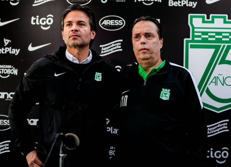 Mauricio Navarro (derecha) buscará cumplir los objetivos de Atlético Nacional con Benjamín Romero (izquierda), vicepresidente ejecutivo de la institución. FOTO JAIME PÉREZ