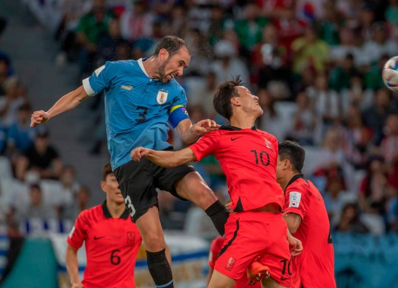 Diego Godín tuvo la opción más clara de gol de Uruguay hasta ahora en el partido ante Corea del Sur. Su cabezazo pegó en el palo. FOTO JUAN ANTONIO SÁNCHEZ