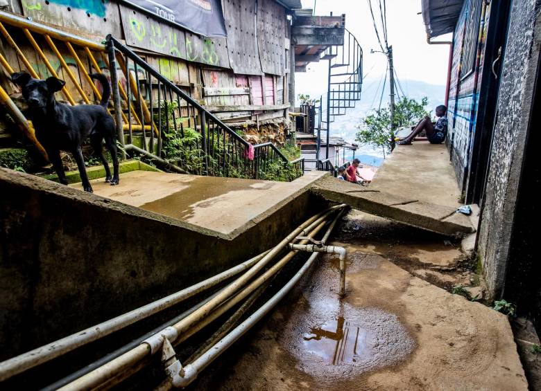 El acueducto comunitario se surte de la quebrada La Castro. Los habitantes hacen de todo para mantenerlo operando pero por las dificultades del territorio sufre frecuentemente daños y fugas. FOTO: JAIME PÉREZ