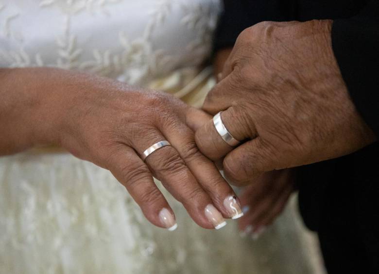 Hace dos semanas decidieron casarse. La ceremonia la organiza la alcaldía a través de la Secretaría de Inclusión Social y las directivas de la Colonia. Foto: Camilo Suárez.