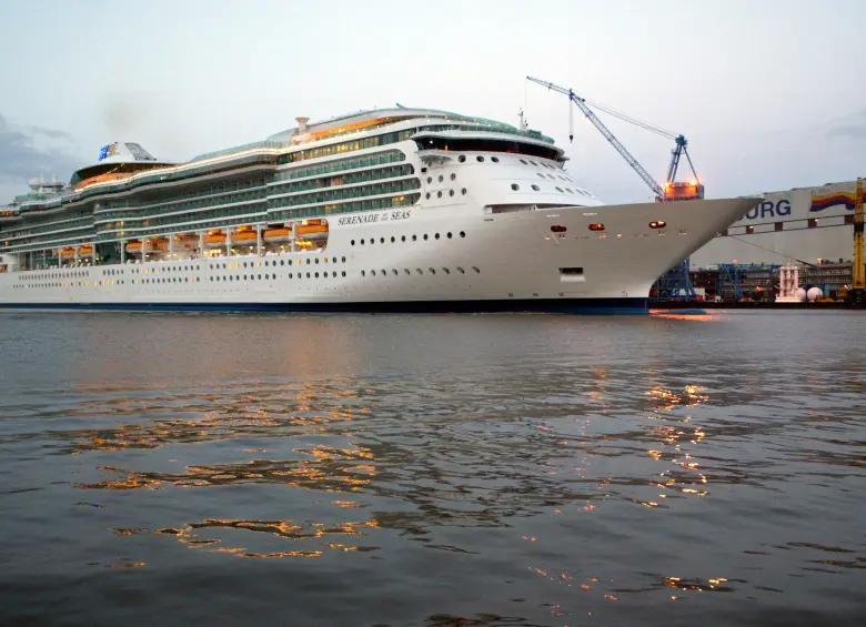 El Serenade of the Seas, crucero de 293 metros construido en el astillero Meyer de Alemania para Royal Caribbean, llegó este 2 de octubre a Miami, EE. UU. FOTO: AFP 