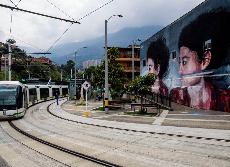Caminar el viaducto del tranvía de Ayacucho para emocionarse con los murales. FOTO: Manuel Saldarriaga