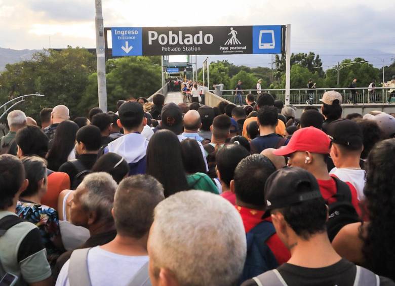 El hueco que se hizo en las vías del tren y por el cual se suspendió el servicio de la línea A del metro de Medellín colapsó los accesos a la estación Poblado. FOTO: Camilo Suárez, EL COLOMBIANO