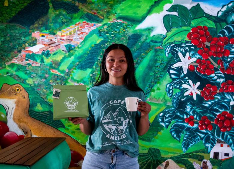 La unión de varias mujeres caficultoras de Giraldo creó una asociación que trabaja por dinamizar su economía y proteger su fauna. FOTO JULIO CÉSAR HERRERA