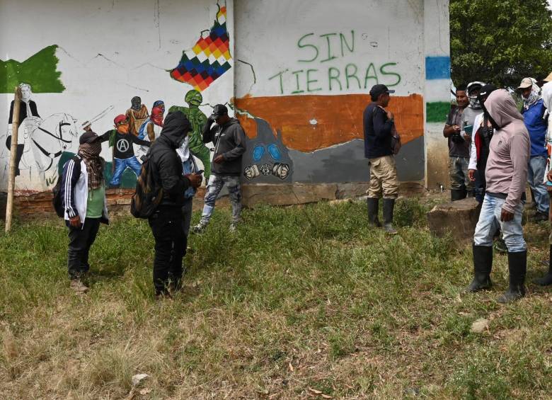 Las comunidades están ingresando con machetes, palos y piedras a los terrenos e insisten en que están en su ”derecho” de reclamar esos espacios. El gobierno pide esperar la reforma. FOTO AFP