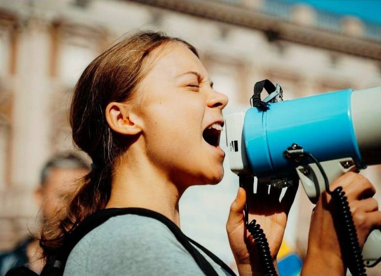 La joven activista sueca de 21 años, Greta Thunberg, protestando por el cuidado del medio ambiente. FOTO: REDES SOCIALES GRETA THUNBERG