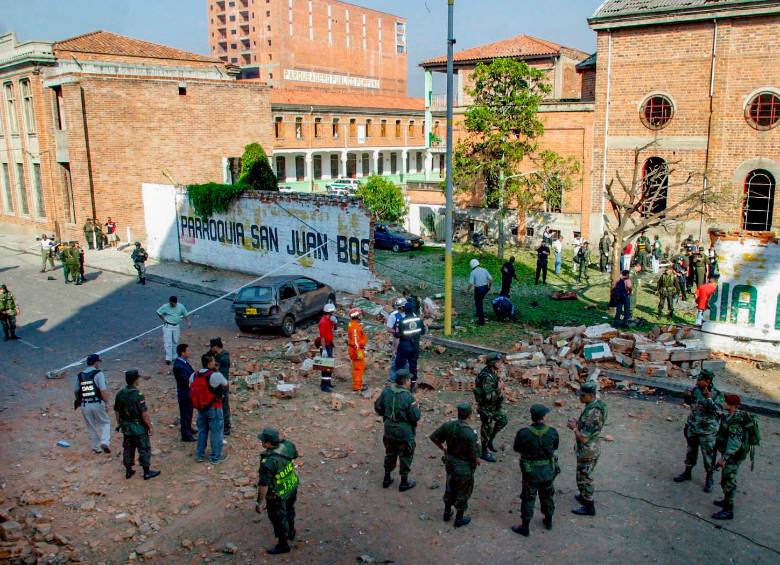 Imagen de la destrucción que dejó el carro bomba. FOTO: Manuel Saldarriaga