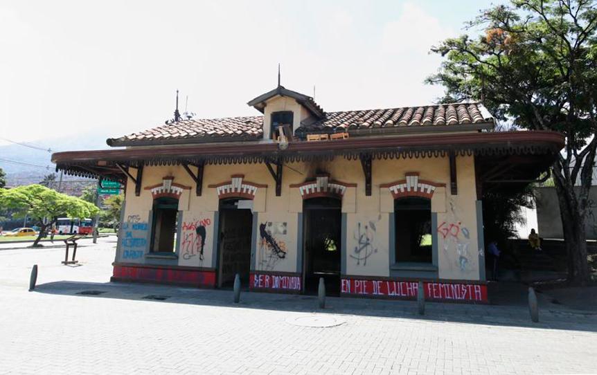 Después de llevar varios años restaurada y de ser un orgullo de la ciudad, manifestantes quemaron y rayaron por completo la antigua estación del bosque. FOTOS: EDWIN BUSTAMANTE