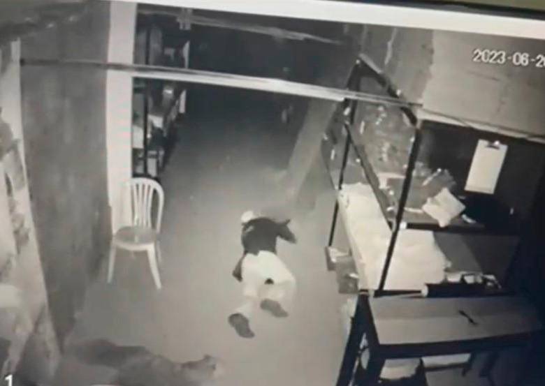 El robo afectó a 200 empleados que ven en riesgo su trabajo. FOTO: CAPTURA DE VIDEO CORTESÍA @NoticiasCaracol