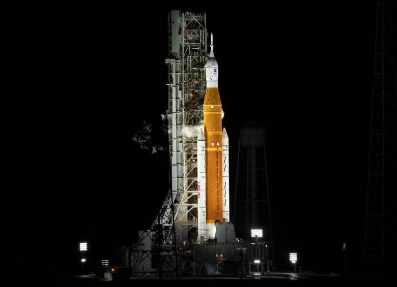 El cohete SLS en la plataforma de lanzamiento 39B mientras los equipos de la Nasa cargan más de 700.000 galones de propulsores criogénicos (hidrógeno y oxígeno líquido). FOTO: Nasa