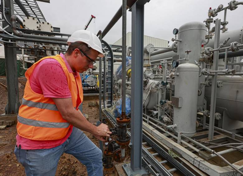 En la planta de Hevolution, ubicada en Sabaneta, está el electrolizador más grande del continente, en este equipo se produce hidrógeno separando los dos componentes del agua y liberando el oxígeno. FOTO Manuel Saldarriaga