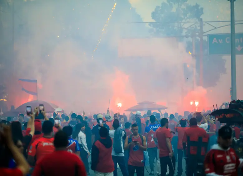 Los desmanes entre aficionados de los dos equipos en la final de la Copa 2025 dejaron, por ahora, un saldo de 59 heridos. FOTO camilo suárez