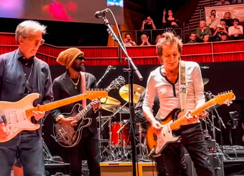 En el concierto estuvieron algunos de los emblemas del rock. En la imagen aparecen Eric Clapton, Gary Clark Jr y Ronnie Wood. Foto: Tomada de video.