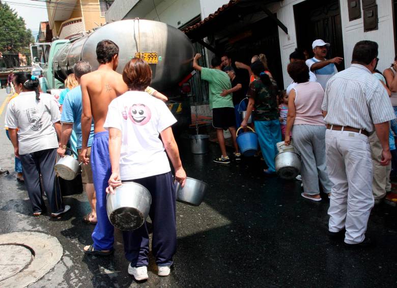 Estos son los vehículos que serán usados para el transporte y distribución de agua durante los cortes. FOTO ARCHIVO EL COLOMBIANO
