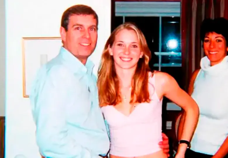 El príncipe Andrés y Virginia Giuffre, la mujer que relacionan con el presidente Donald Trump. Atrás, Ghislaine Maxwell, quien era pareja de Jeffrey Epstein. FOTO: Eliot Press/The Grosby Group Exclusive