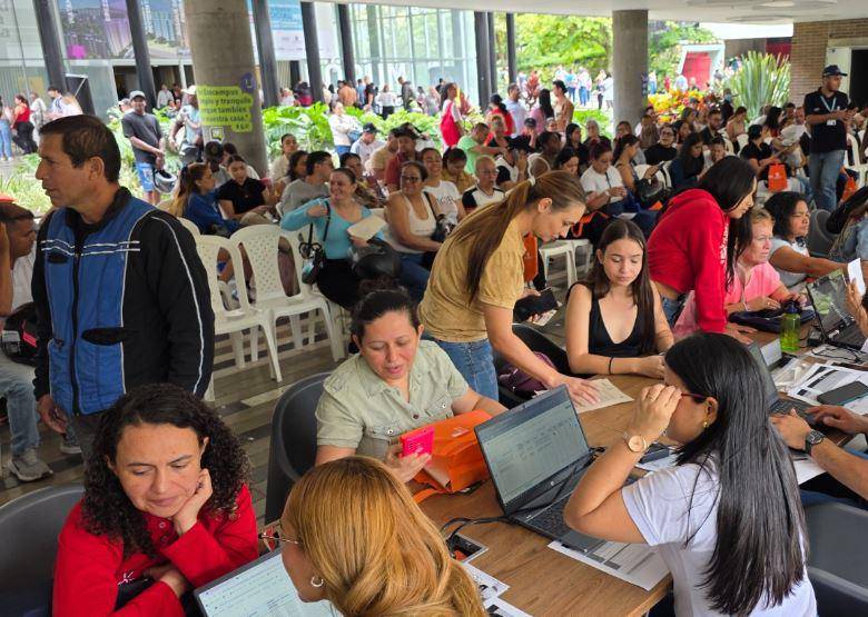 Jornada de caracterización de personas que buscan vivienda en Medellín. FOTO: Cortesía Alcaldía de Medellín.
