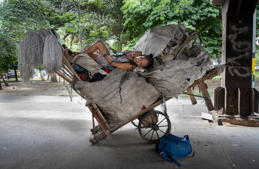 La Cenicienta. En lugar de una carroza como en el cuento original, Cenicienta se acuesta sobre una carretilla cargada de reciclaje. Su realidad refleja los desafíos urbanos en una ciudad donde los sueños a menudo se mezclan con la lucha diaria por sobrevivir.