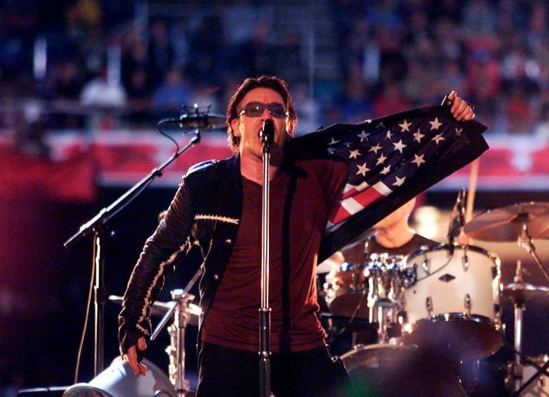 Bono abrió su chaqueta en la presentación en el Super Bowl para mostrar la bandera de Estados Unidos en la parte interna. FOTO Getty