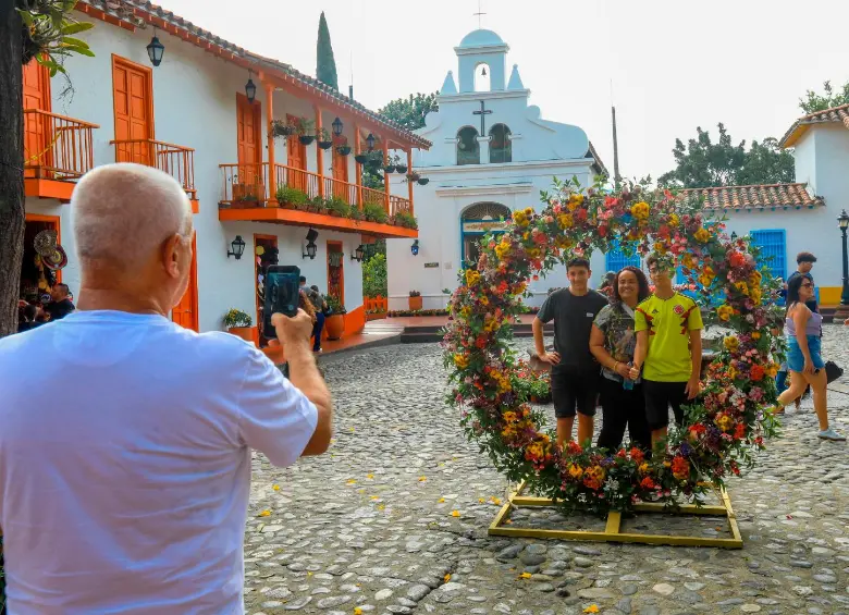 La Placita de Flores del Pueblito Paisa es una cita obligada de la feria para disfrutar de artesanías, música en vivo y la mejor gastronomía típica, con vista panorámica de Medellín. FOTO Esneyder Gutiérrez