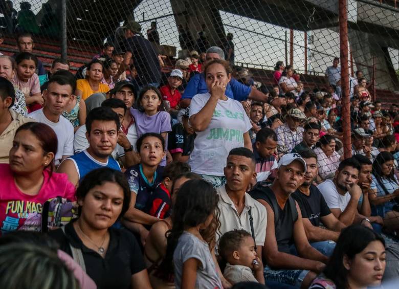 Cientos de desplazados continúan llegando al Estadio General Santander, en busca de ayuda y refugio frente a la actual situación de violencia en el Catatumbo, por los enfrentamientos entre el ELN y las disidencias de las Farc. Foto: Colprensa