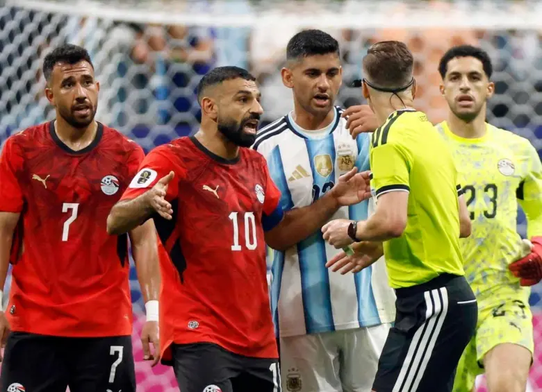 El delantero Mohamed Salah le reclama al árbitro francés François Letexier por algunas acciones en el compromiso que Egipto perdió 3-2 contra Argentina. FOTO TOMADA X@FIFA