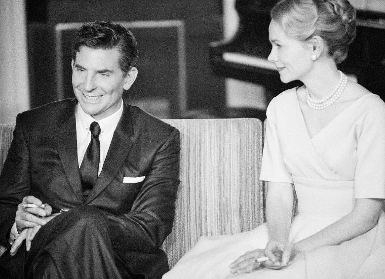 A la izquierda Bradley Cooper en su transformación para interpretar a Leonard Bernstein, a la derecha Carey Mulligan como Felicia Montealegre. FOTO Cortesía Cr. Jason McDonald/Netflix