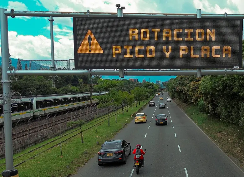 Las autoridades reiteran a los conductores el llamado de respetar esta restricción que busca aliviar la crisis de movilidad que se vive en el Valle de Aburrá. FOTO: MANUEL SALDARRIAGA